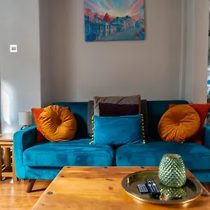 Sun Street - With Log Burner, Jet Bath And Summerhouse Holiday home