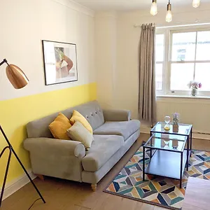 amazing-2-bed-apartment-in-city-centre-sleeps-up-to-5.cambridgehotelsuk.com/